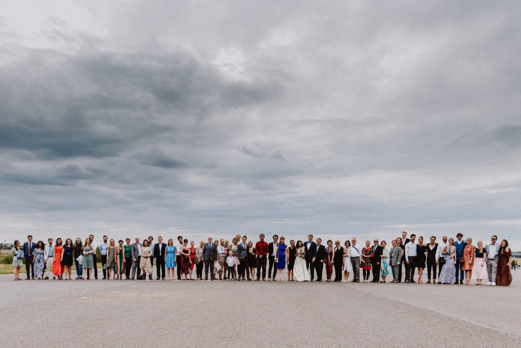 Gruppenfoto Tempelhofer Feld Berlin Hochzeit
