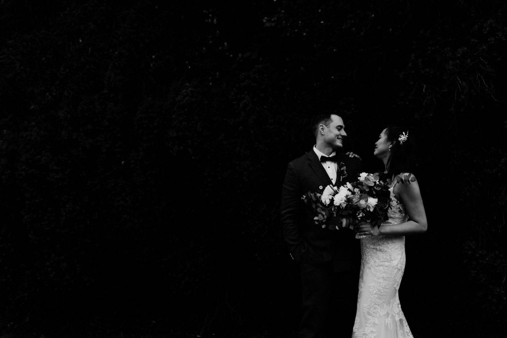 Hochzeitspaar schwarz-weiß dunkel moody