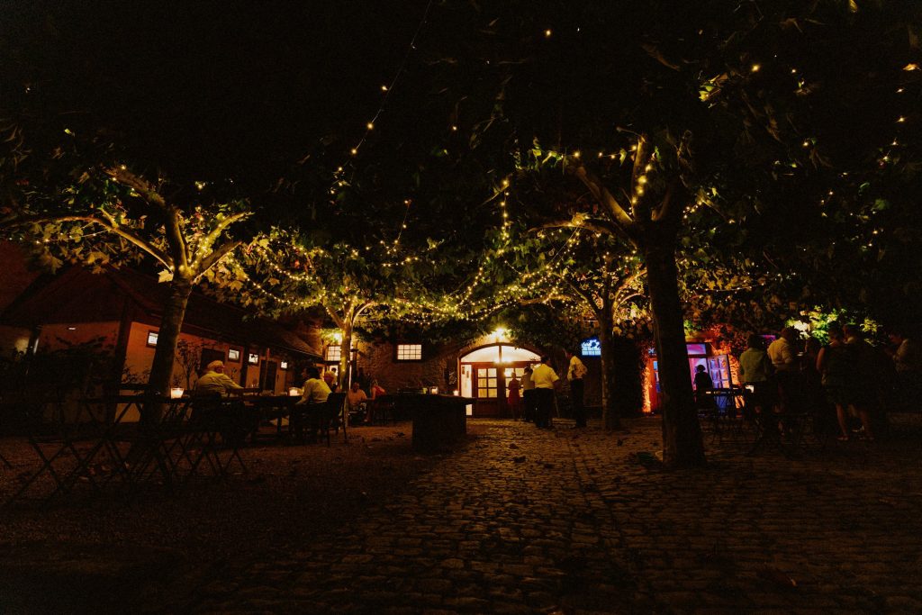 Schlossgut Lüll nachts Lichterketten